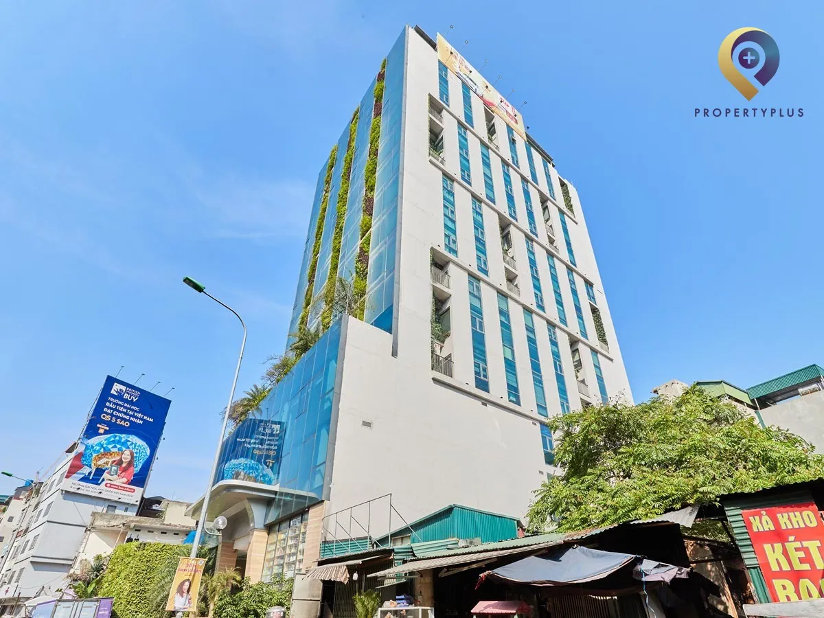 Toàn cảnh tòa nhà IMedia-Tower với mặt kính xanh nổi bật.